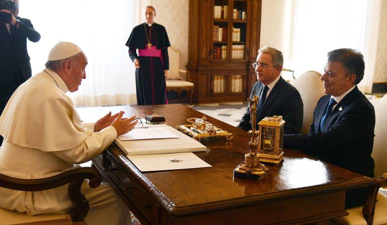 Papa Francisco con Santos y Uribe