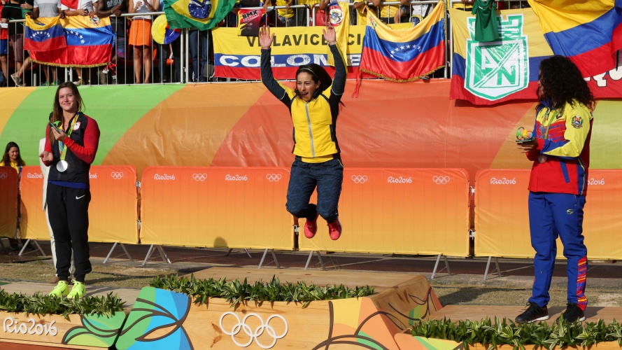 MARIANA PAJON ORO Salto